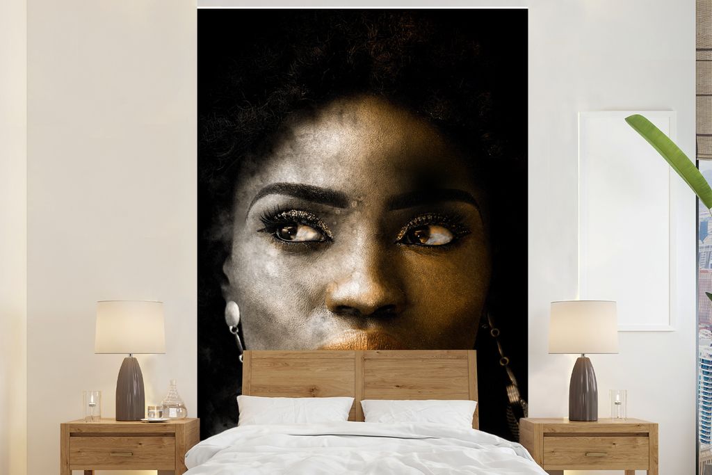 MuchoWow Fototapete für Wohnzimmer oder Schlafzimmer Wandtapete Vinyl Motivtapete Frau - Ohrringe - Farbe - 145x220 cm - Wanddekoration