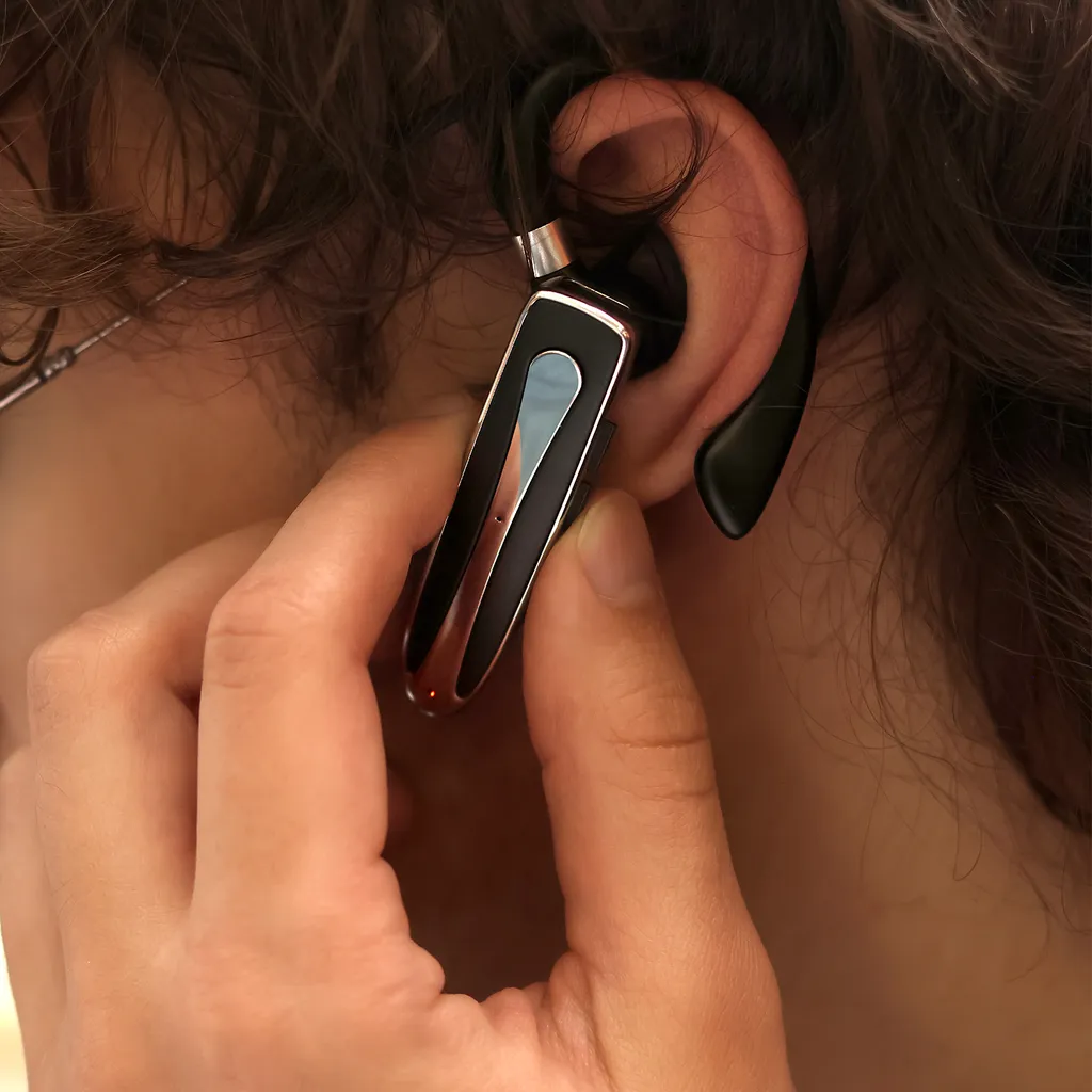 Plus de câbles emmêlés avec l'oreillette Bluetooth Forever MBH-360 noir