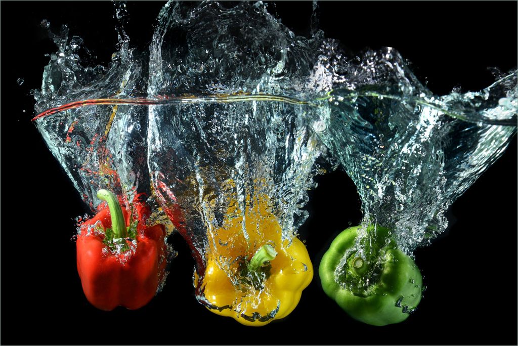 Wallario Premium Vliestapete Fototapete Paprika-Mix - frische Paprika in rot, gelb und grün im Wasser in der Größe 400 x 267 cm, extra dick, wir...