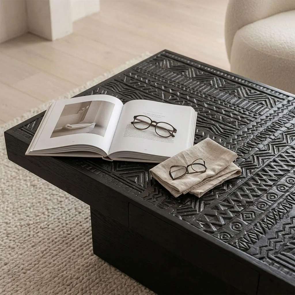 Table de salon noire style ethnique chic avec motifs gravés - 3