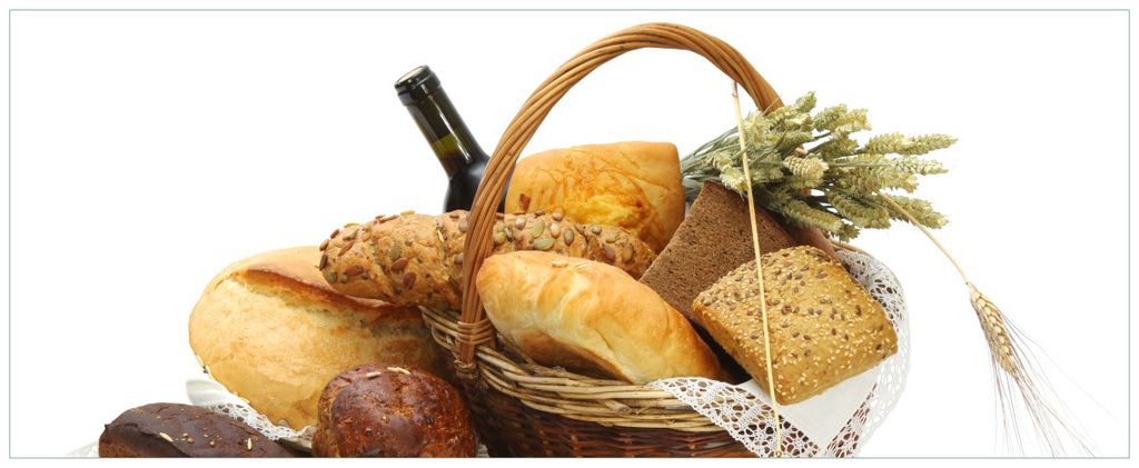 Wallario Premium Glasbild, freischwebende Optik, kräftige Farben, Größe 125 x 50 cm Motiv Brot und Brötchen im eleganten Korb - mit Wein und Ge...