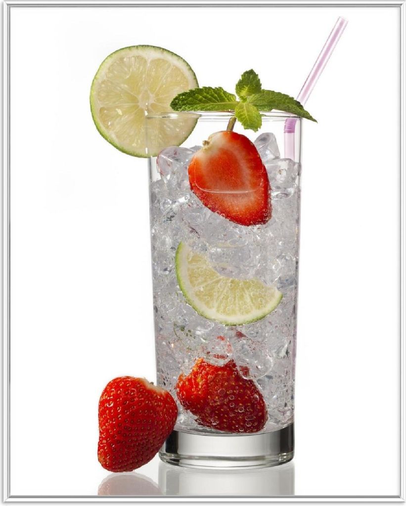 Wallario Wandbild Glas Wasser mit Erdbeeren, Größe: 40,30 x 50,30 cm, Poster mit weißem Aluminiumrahmen