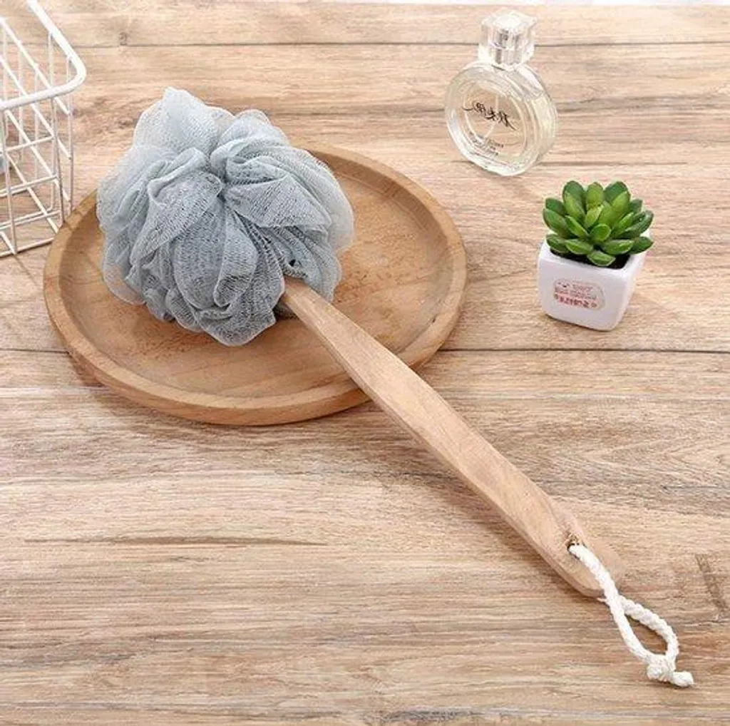Brosse de bain longue bois grise : finissez-en avec le dos mal lavé