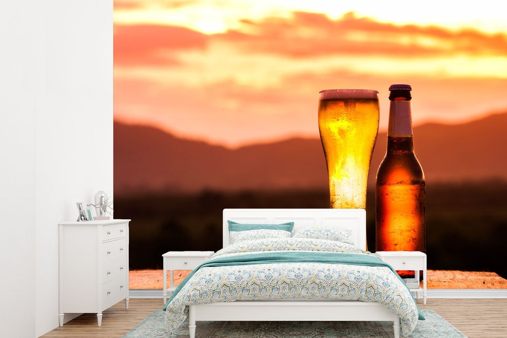 MuchoWow Fototapete für Wohnzimmer oder Schlafzimmer Wandtapete Vinyl Motivtapete Bier bei Sonnenuntergang vor einer Bergkulisse - 360x260 cm - ...