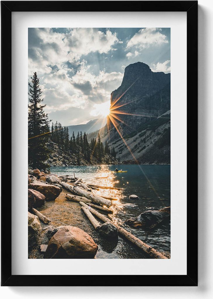 Berglandschaft im Licht der Sonne– Wandbild mit Rahmen – Gerahmtes Bild – Wanddekoration – 40x60 cm – Schwarz