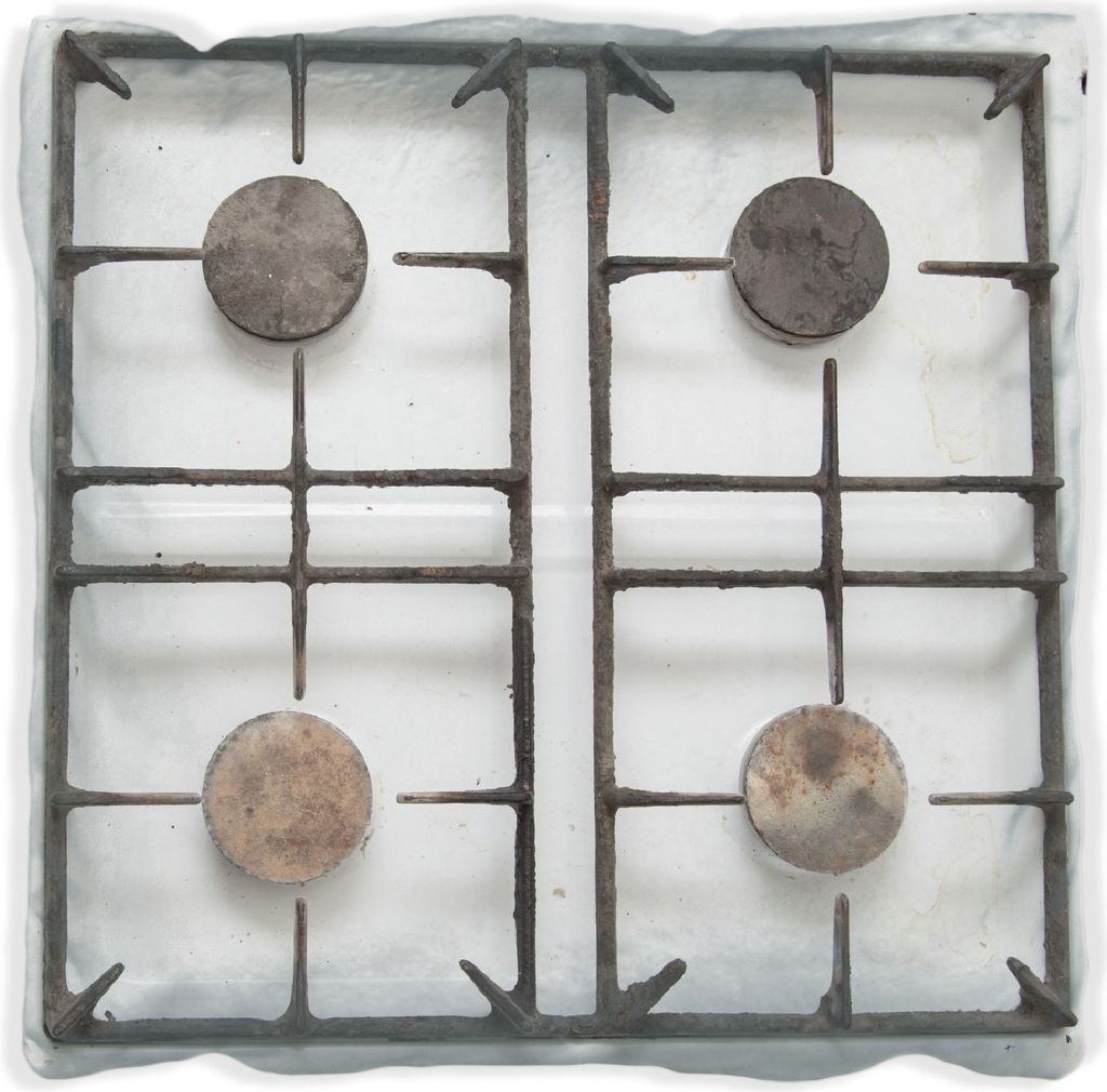 Wallario Premium Kissen, weiche Oberfläche, mit Motiv Alter Gasherd, ungeputzt und dreckig, Größe: 60 x 60 cm, mit weißer Rückseite