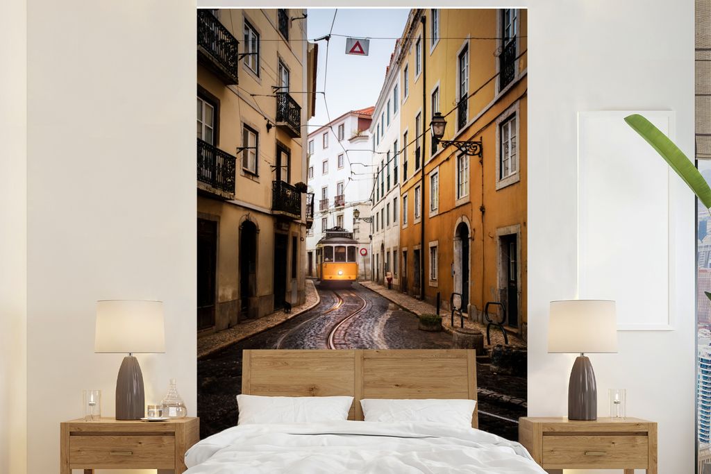 MuchoWow Fototapete für Wohnzimmer oder Schlafzimmer Wandtapete Vinyl Motivtapete Straßenbahn in Alfama Portugiesisch Lissabon - 195x300 cm - D...
