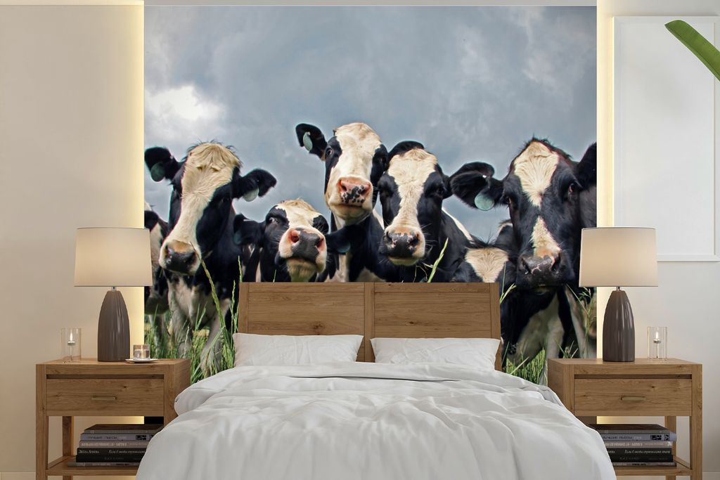MuchoWow Fototapete für Wohnzimmer oder Schlafzimmer Wandtapete Vinyl Motivtapete Kuh - Wolken - Gras - Tiere - 300x300 cm - Wanddekoration