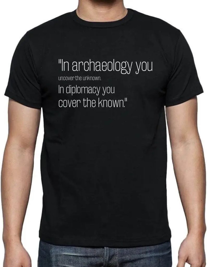 Herren Grafik T-Shirt In der Archäologie deckt man das Unbekannte auf In der Diplomatie deckt man das Bekannte ab – In Archaeology You Uncover
