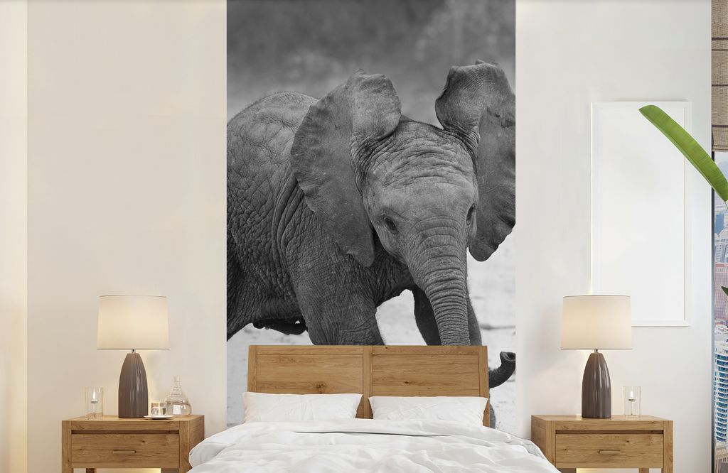 MuchoWow Fototapete für Wohnzimmer oder Schlafzimmer Wandtapete Vinyl Motivtapete Elefantenbaby, das im Sand spazieren geht, in Schwarz und Wei...