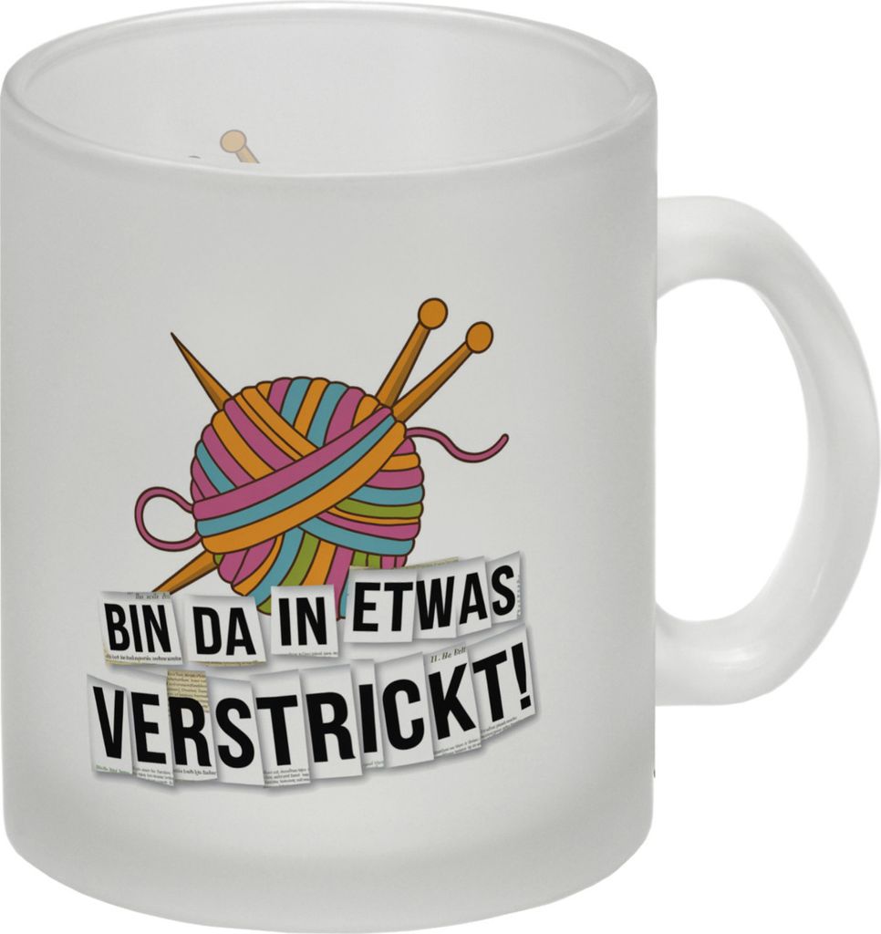 Bin da in etwas verstrickt Glas Tasse mit Wolle und Stricknadeln
