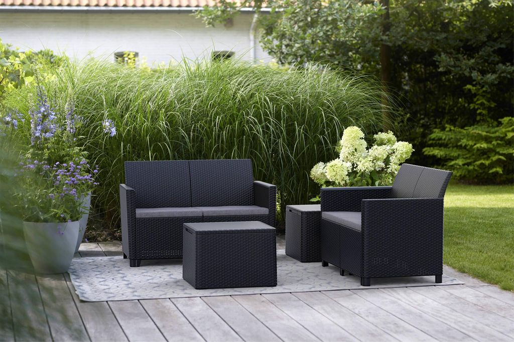 Keter Garten-Set Claire mit 2 zweisitzigen Sofas und Ablagetisch aus Grafit-Harz mit Kissen