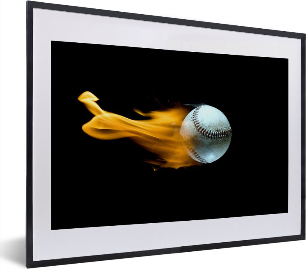 MuchoWow MuchoWow Gerahmtes Poster Ein Baseball mit Feuer auf schwarzem Hintergrund 40x30 cm - Poster mit zchwarzem Bilderrahmen - Bilderrahmen...