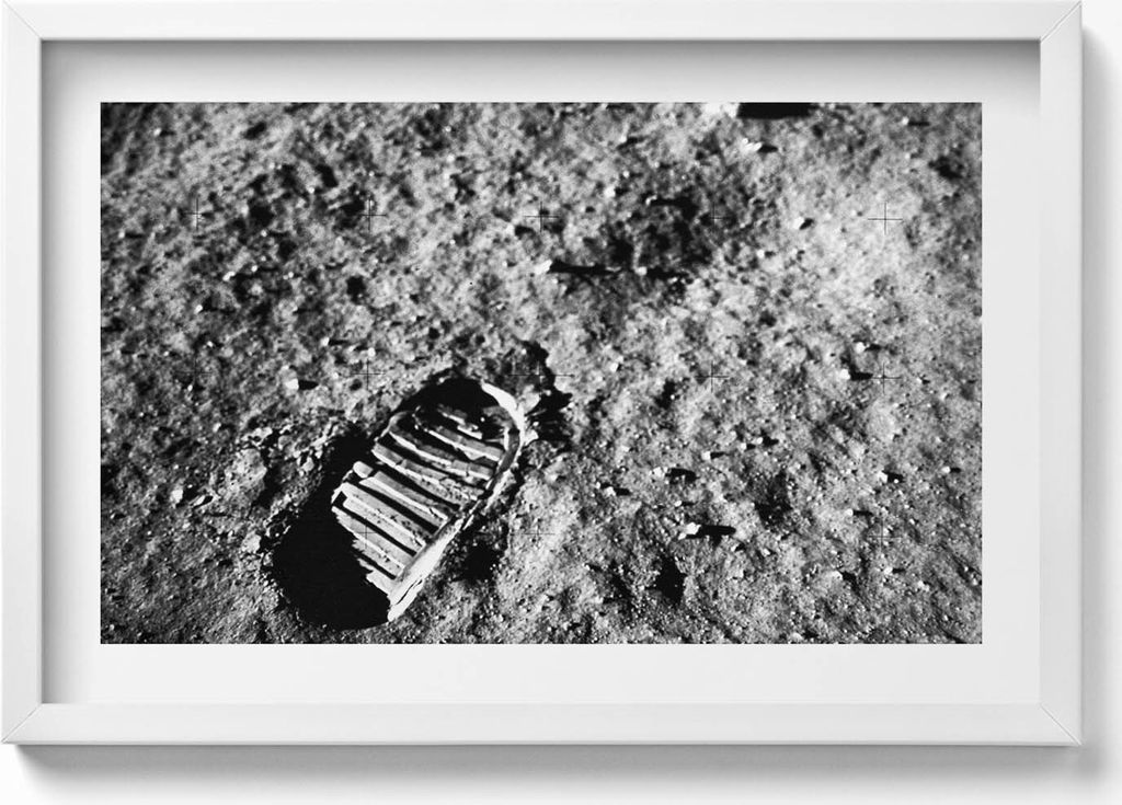 Erster Schritt auf dem Mond - NASA-Foto– Wandbild mit Rahmen – Gerahmtes Bild – Wanddekoration – 60x40 cm – Schwarz Rahmen