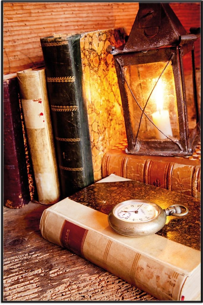 Wallario Wandbild Antike Laterne mit Kerze alten Büchern und Taschenuhr, Größe: 61 x 91,50 cm, Poster mit schwarzem Aluminiumrahmen