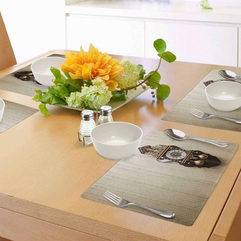 ABAKUHAUS Uhr Platzmatten, Eine Holzschnitzereiuhr im Antikstil mit römischen Ziffern, die an der Wand hängen, Tiscjdeco aus Farbfesten Stoff fü...