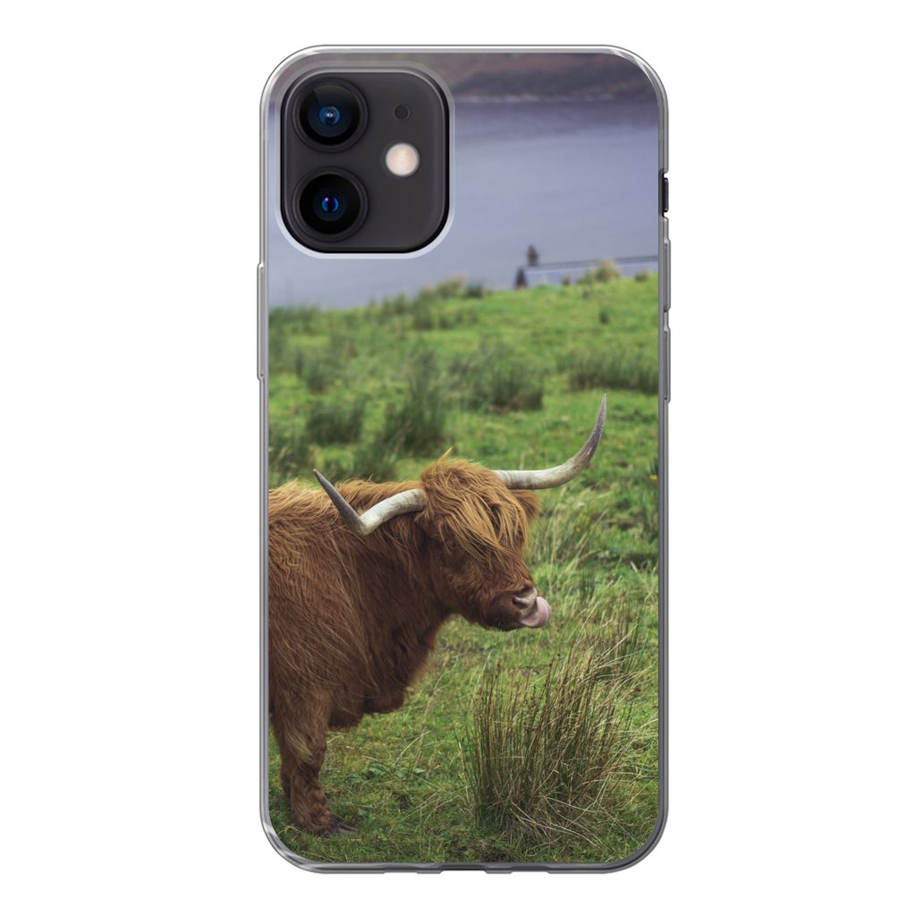 MuchoWow Handyhülle Schutzhülle Hülle für iPhone 12 Schottische Highlander - Gras - Wasser - Tiere Silikon Softcase Handy Hülle - Schutzhülle