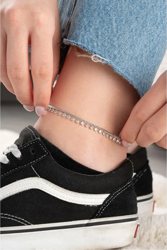 Bracelet de cheville gourmette argent et zircone : élégance et brillance