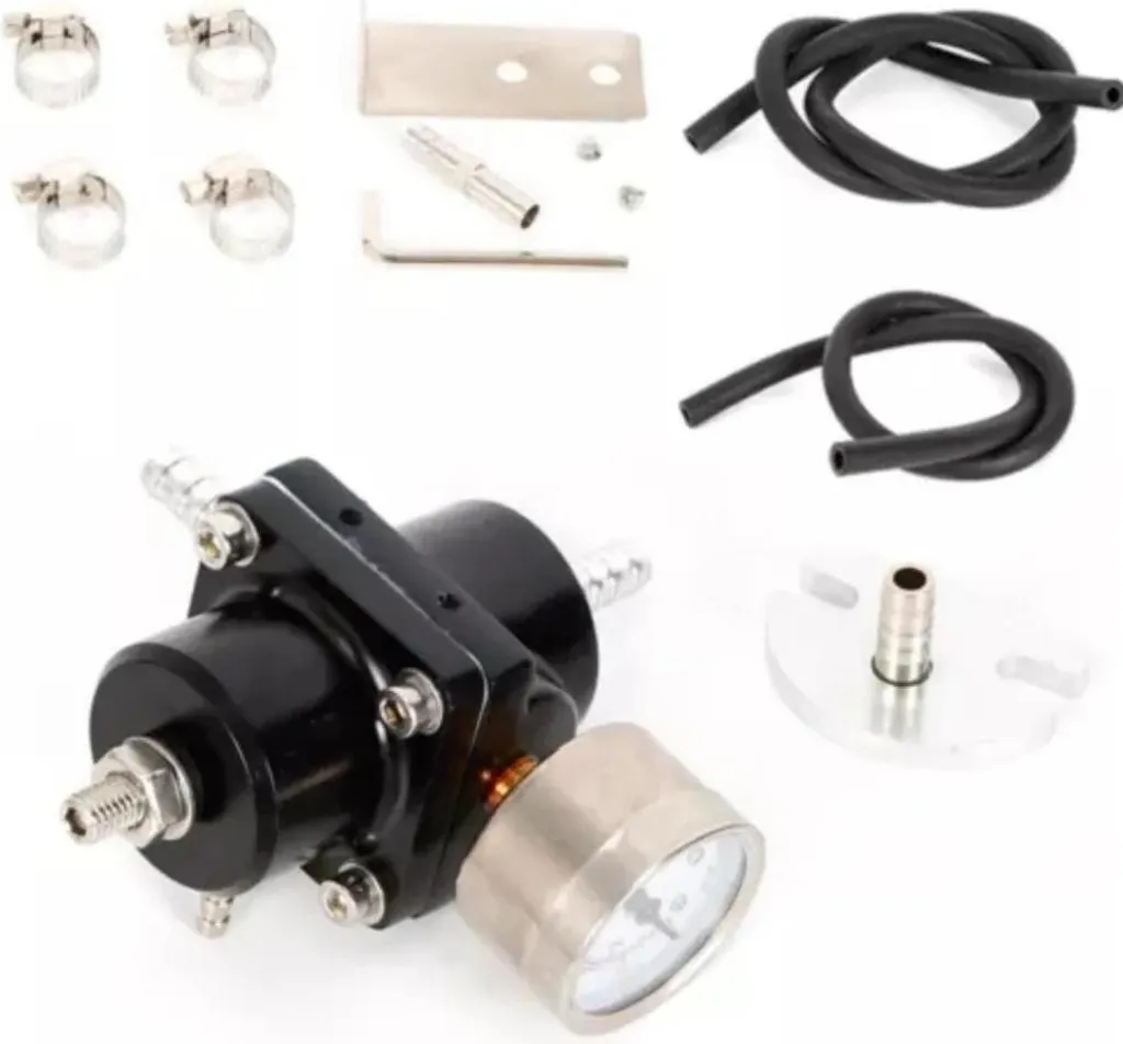Regolatore di pressione carburante - Set - Pressione regolabile - 4 attacchi - Manometro - Tubo carburatore - Universale per auto - Per benzina - Nero - 4