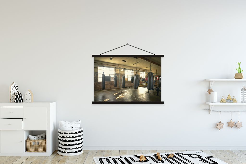 MuchoWow Textilposter Mehrere Boxsäcke, die in einer Turnhalle von der Decke hängen 120x90 cm mit schwarzem Rahmen - Aufhänger für Poster