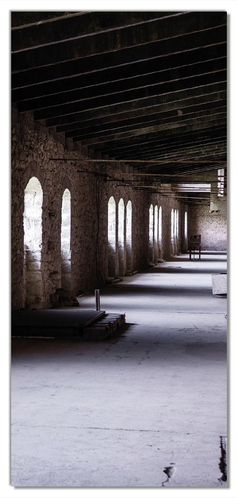 Wallario selbstklebende Türtapete 100 x 220 cm mit Schutzlaminat - Altes Bauwerk - stillgelegte Fabrik