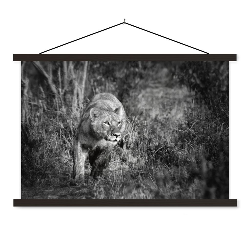 MuchoWow Textilposter Löwin - Jagd - Tiere 90x60 cm mit schwarzem Rahmen - Aufhängungssatz