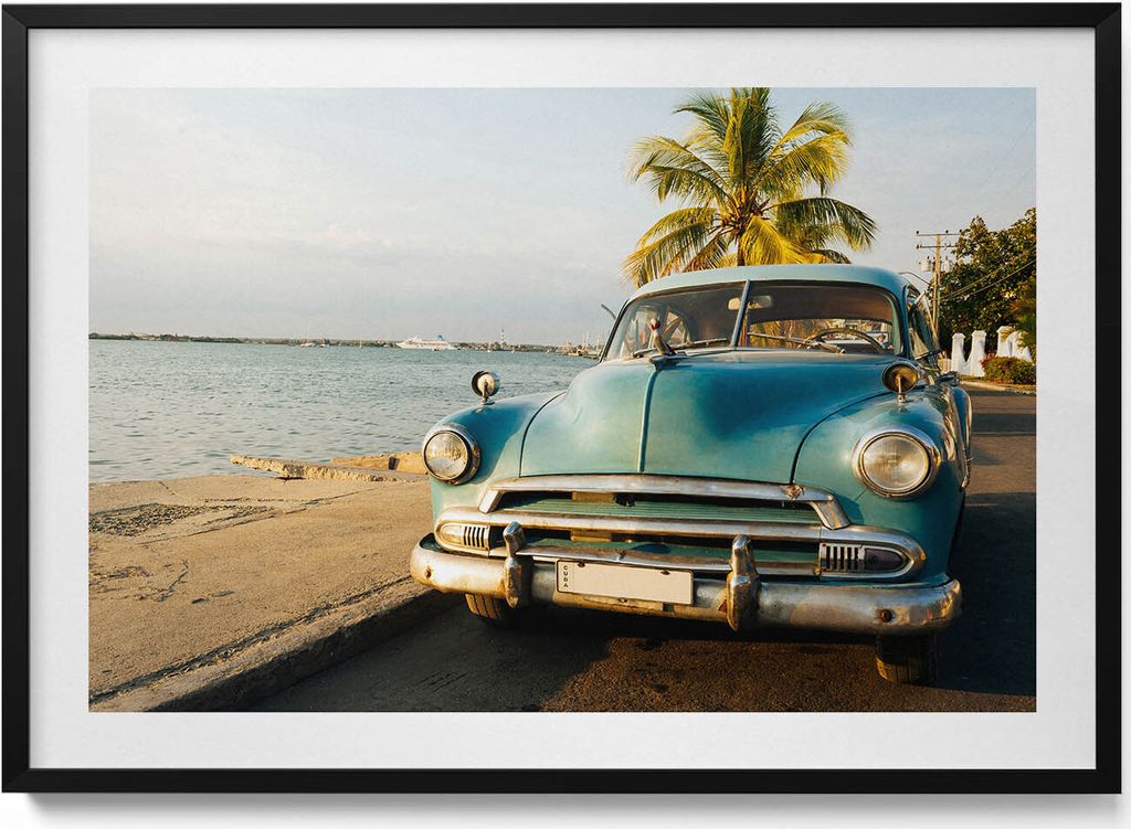 Blaues Auto am Meer– Wandbild mit Rahmen – Gerahmtes Bild – Wanddekoration – 100x70 cm – Schwarz Rahmen