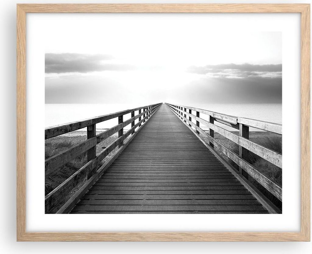 Gerahmtes Poster - Rahmen in heller Eiche - Pier Perspektive Schwarzweiß - 50x40 cm - Wand Bild - Wanddeko - Wandbilder - Kunstposter - Wandposter...