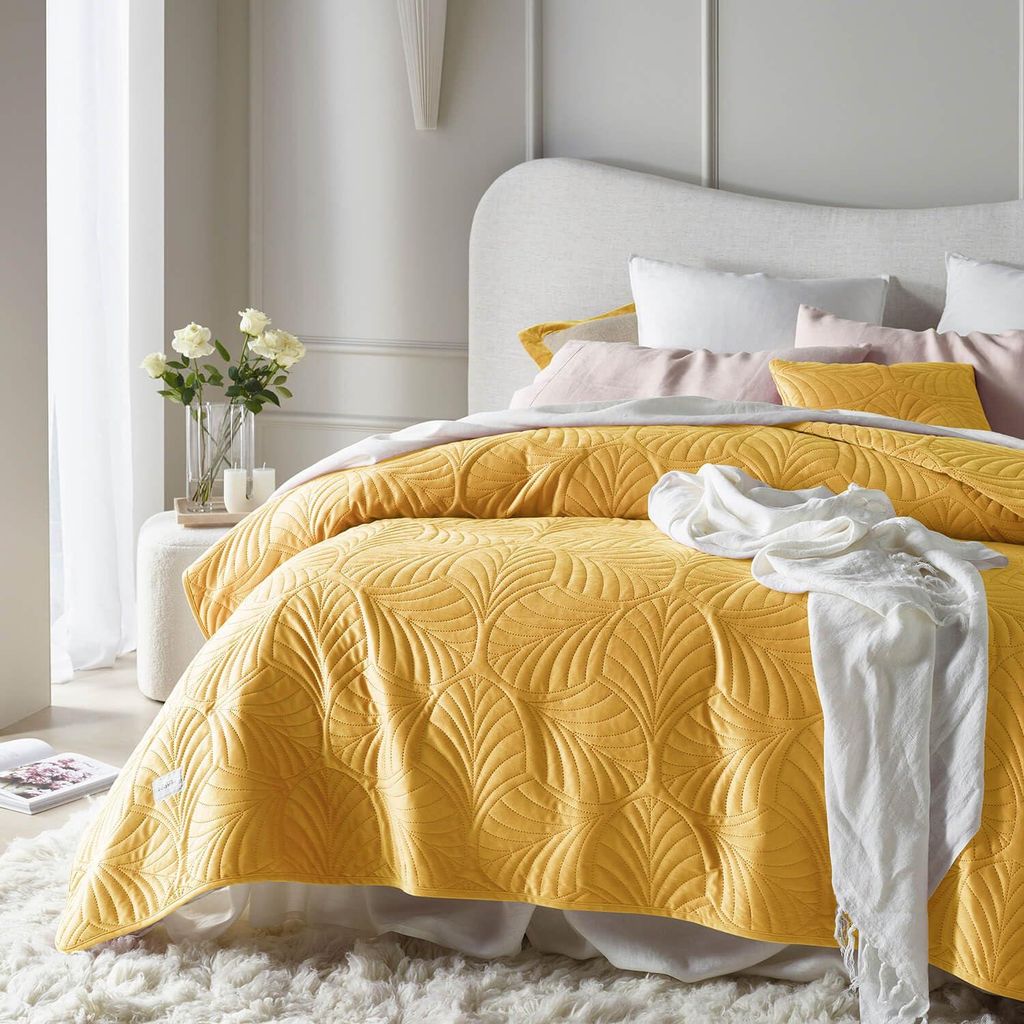 ROOM99 Feel Elegante Tagesdecke in Senf 200 x 220 cm Vielseitige Wohndecke als B