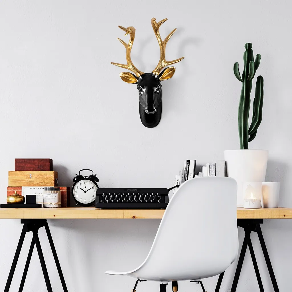 Décorer son salon avec une tête de cerf dorée - Accessoire chic Wallity