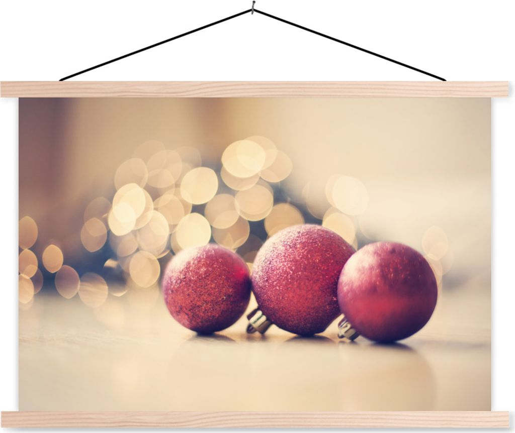 MuchoWow Textilposter Drei rote Kugeln und Weihnachtsbeleuchtung 60x40 cm mit holzfarbenen Rahmen - Bilder