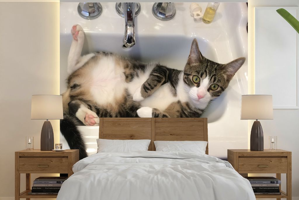 MuchoWow Fototapete für Wohnzimmer oder Schlafzimmer Wandtapete Vinyl Motivtapete Katze - Waschbecken - Badezimmer - 280x280 cm - Hintergrundbild