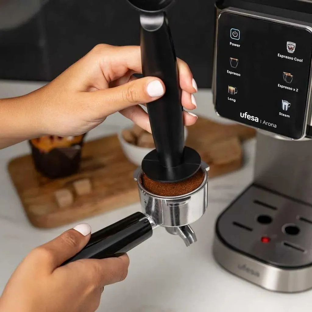 Machine expresso compacte Ufesa Arona pour des cappuccinos maison