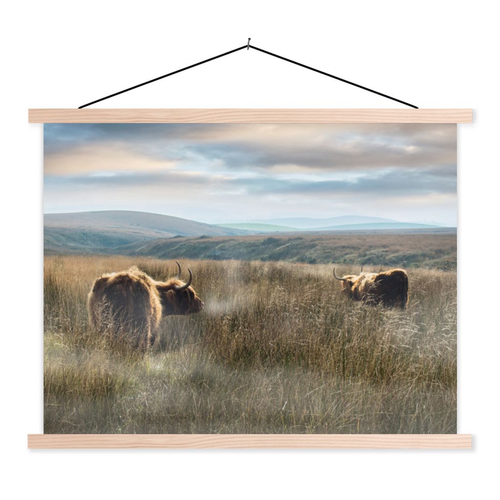 MuchoWow Textilposter Schottische Highlander - Nebel - Gras 40x30 cm mit holzfarbenen Rahmen - Bilder