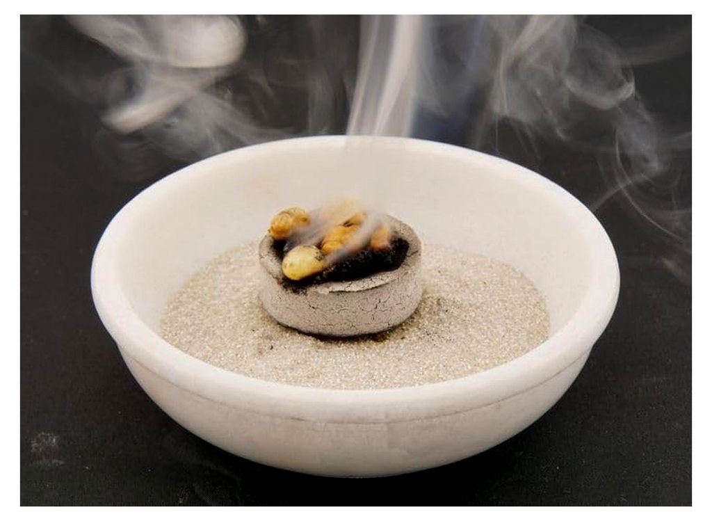 Räucherschale aus weißem Speckstein – Naturbelassen und handgefertigt für Räucherrituale mit Kohle, Weihrauch und Kräutern