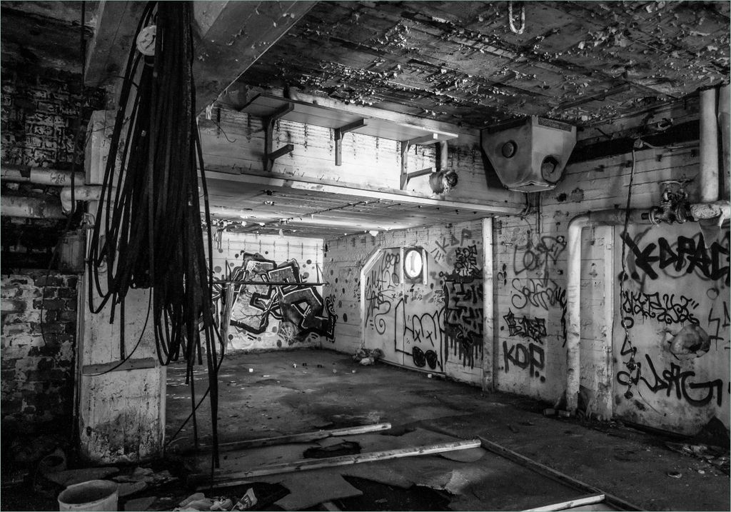 Wallario selbstklebendes Poster - Alte verlassene Fabrik in schwarz weiß mit Graffiti, Größe: 70 x 100 cm