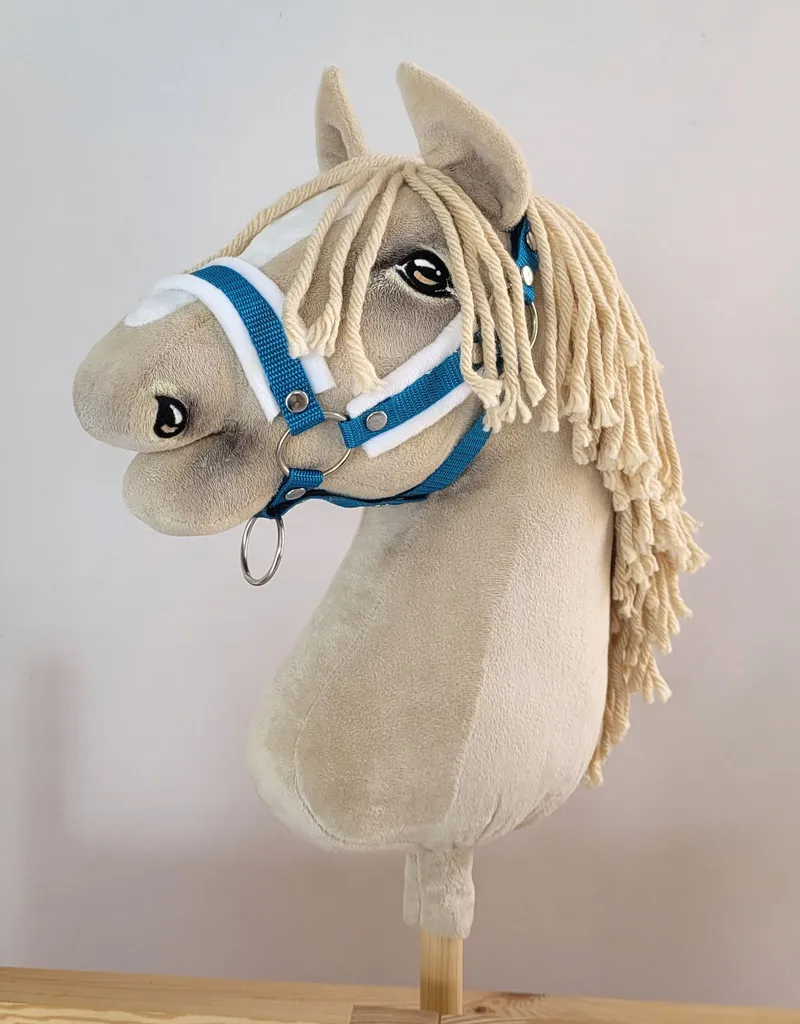 Tapis de selle canthar bleu magique cheval et sa moumoute blanche chic