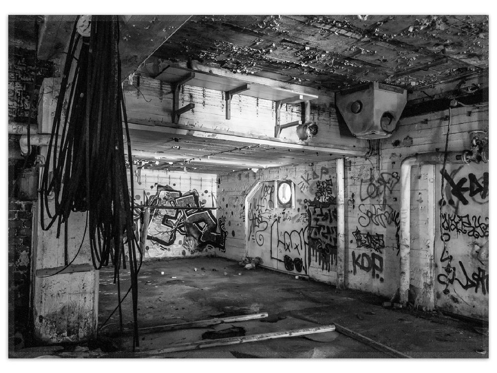 Wallario Premium Teppich, Größe 50 x 70 cm, Alte verlassene Fabrik in schwarz weiß mit Graffiti