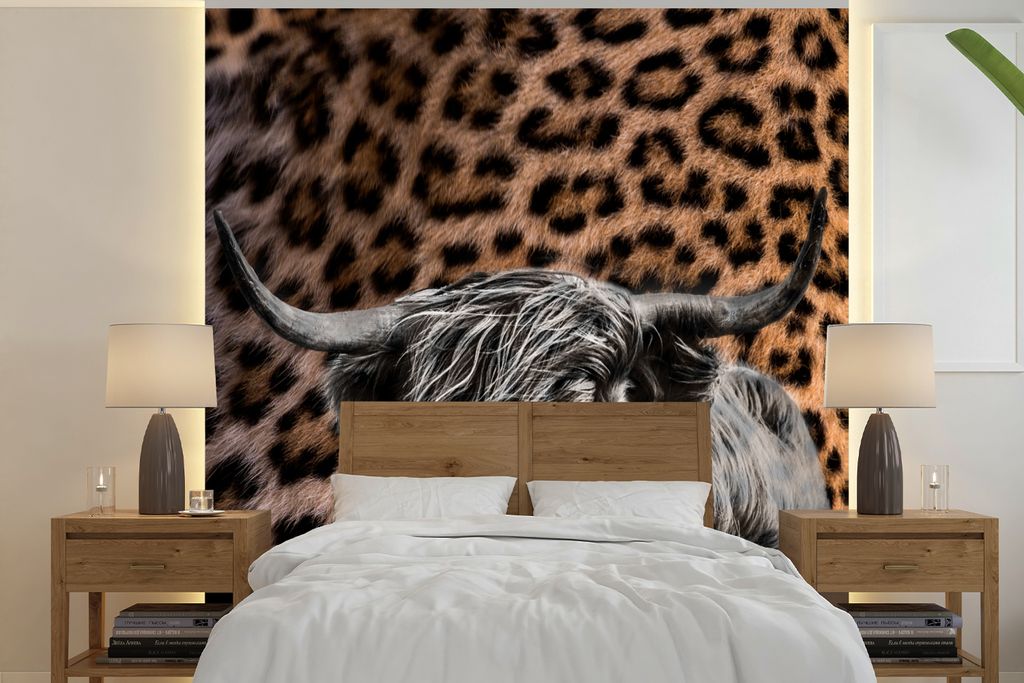 MuchoWow Fototapete für Wohnzimmer oder Schlafzimmer Wandtapete Vinyl Motivtapete Schottischer Highlander - Kuh - Pantherdruck - 240x240 cm - Sc...