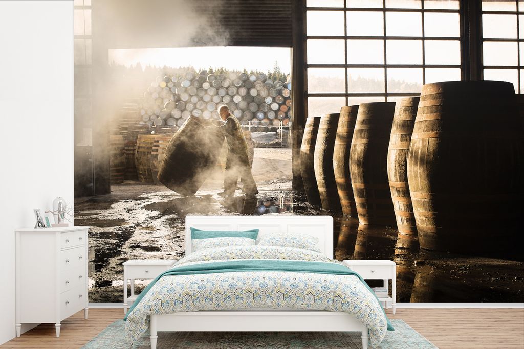 MuchoWow Fototapete für Wohnzimmer oder Schlafzimmer Wandtapete Vinyl Motivtapete Männlicher Angestellter in einer Whiskyfabrik - 525x350 cm - ...