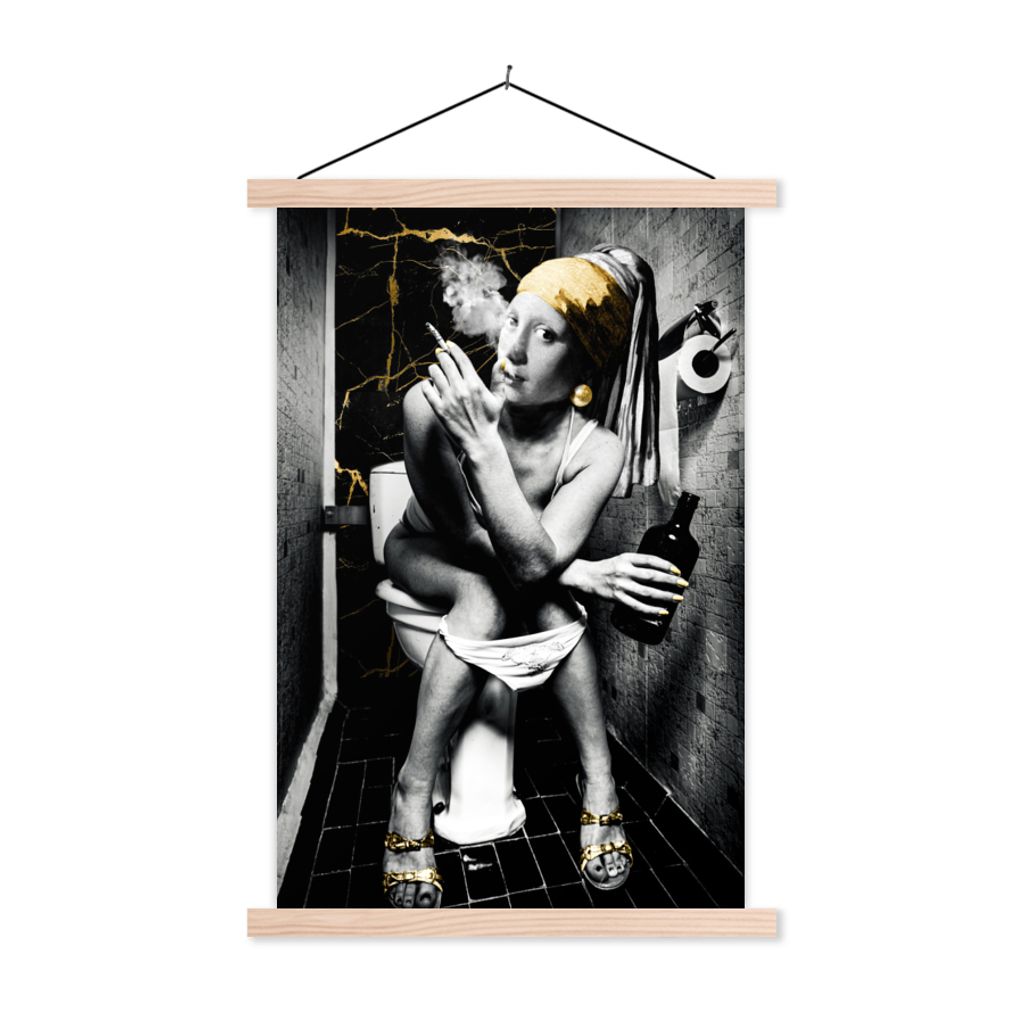 MuchoWow Textilposter Marmoroptik - Mädchen mit Perlenohrring - Zigaretten - Toilette - Gold - Kunst - Alte Meister 40x60 cm mit holzfarbenen Ra...