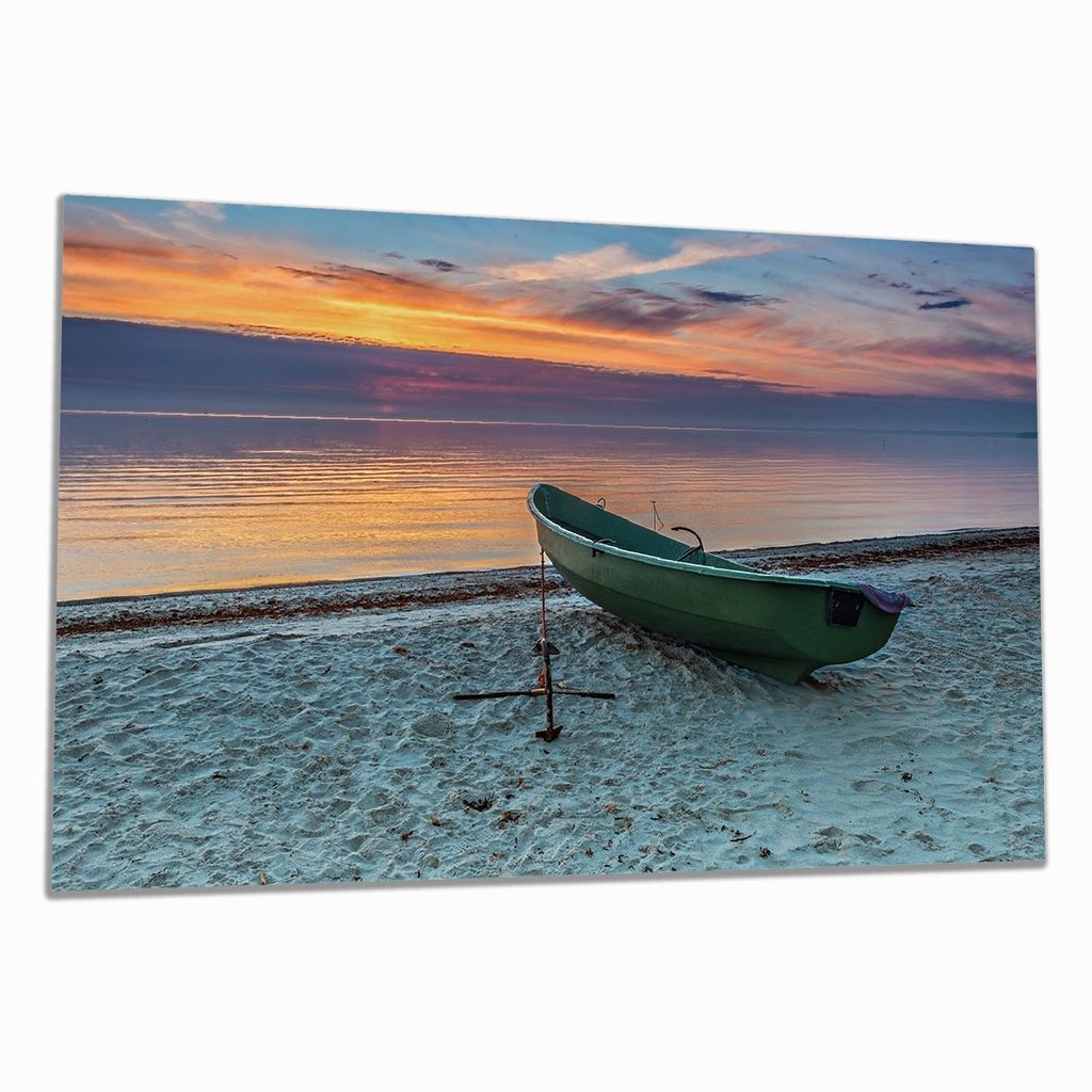 Wallario Herdabdeckplatte aus Glas, Größe 90 x 52 cm 1-teilig, Motiv Einsames Fischerboot mit Anker am Strand