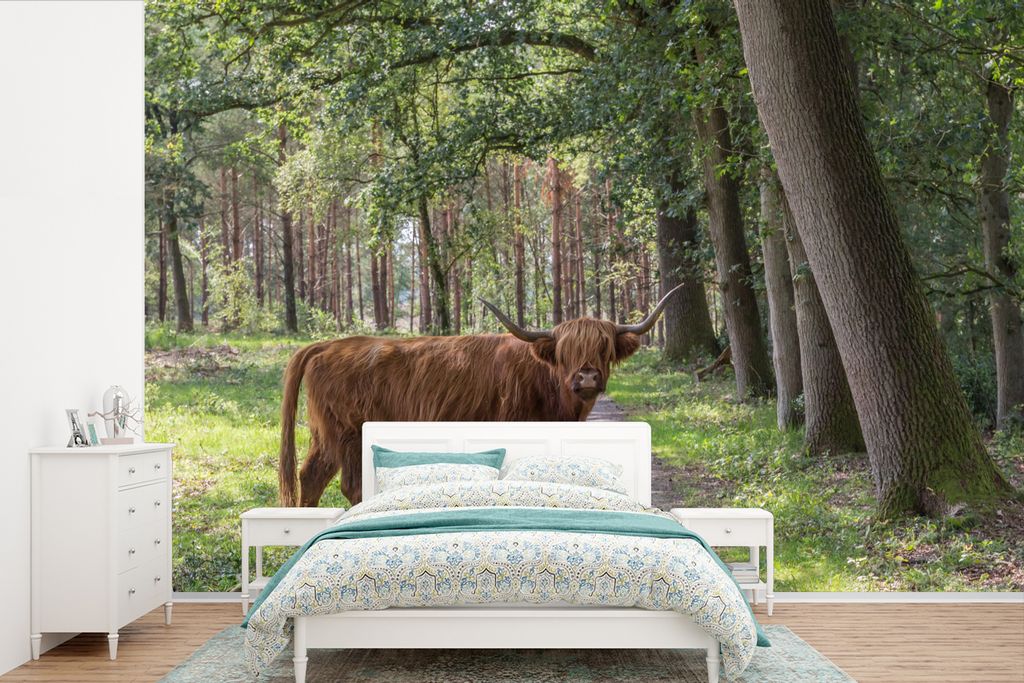 MuchoWow Fototapete für Wohnzimmer oder Schlafzimmer Wandtapete Vinyl Motivtapete Schottischer Highlander - Kröte - Baum - 330x220 cm - Fototap...