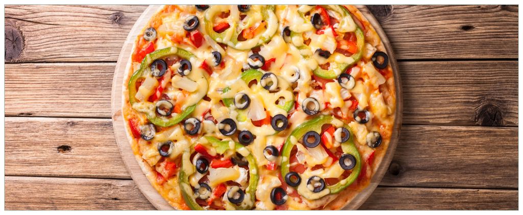Wallario Premium Glasbild, freischwebende Optik, kräftige Farben, Größe 80 x 32 cm Motiv Italienische Pizza mit Peperoni, Oliven. Paprika und Käse