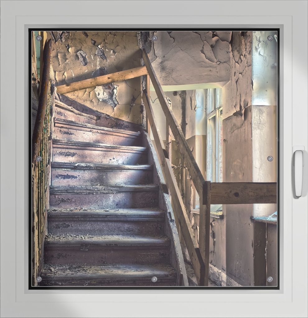 Wallario Lichtschutzbild, Dekorativer Sichtschutz Sonnenschutz 96 x 100 cm mit Motiv: Treppe in einem alten Haus - Verdunklung ohne Bohren