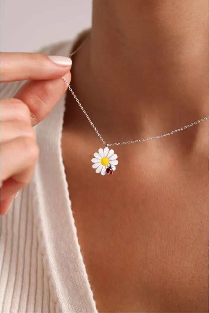 Collier marguerite argent femme idée cadeau idéal avec sa coccinelle