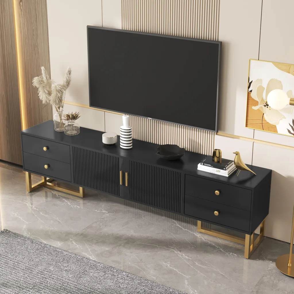 Armoire TV basse noire chic à portes structurées et finitions dorées