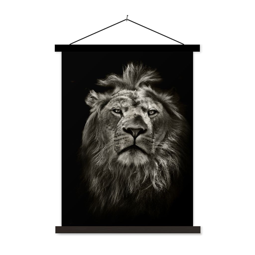MuchoWow Textilposter Löwe - Tiere - Porträt - Wildtiere - Schwarz und weiß 60x80 cm mit schwarzem Rahmen - Plakathalter