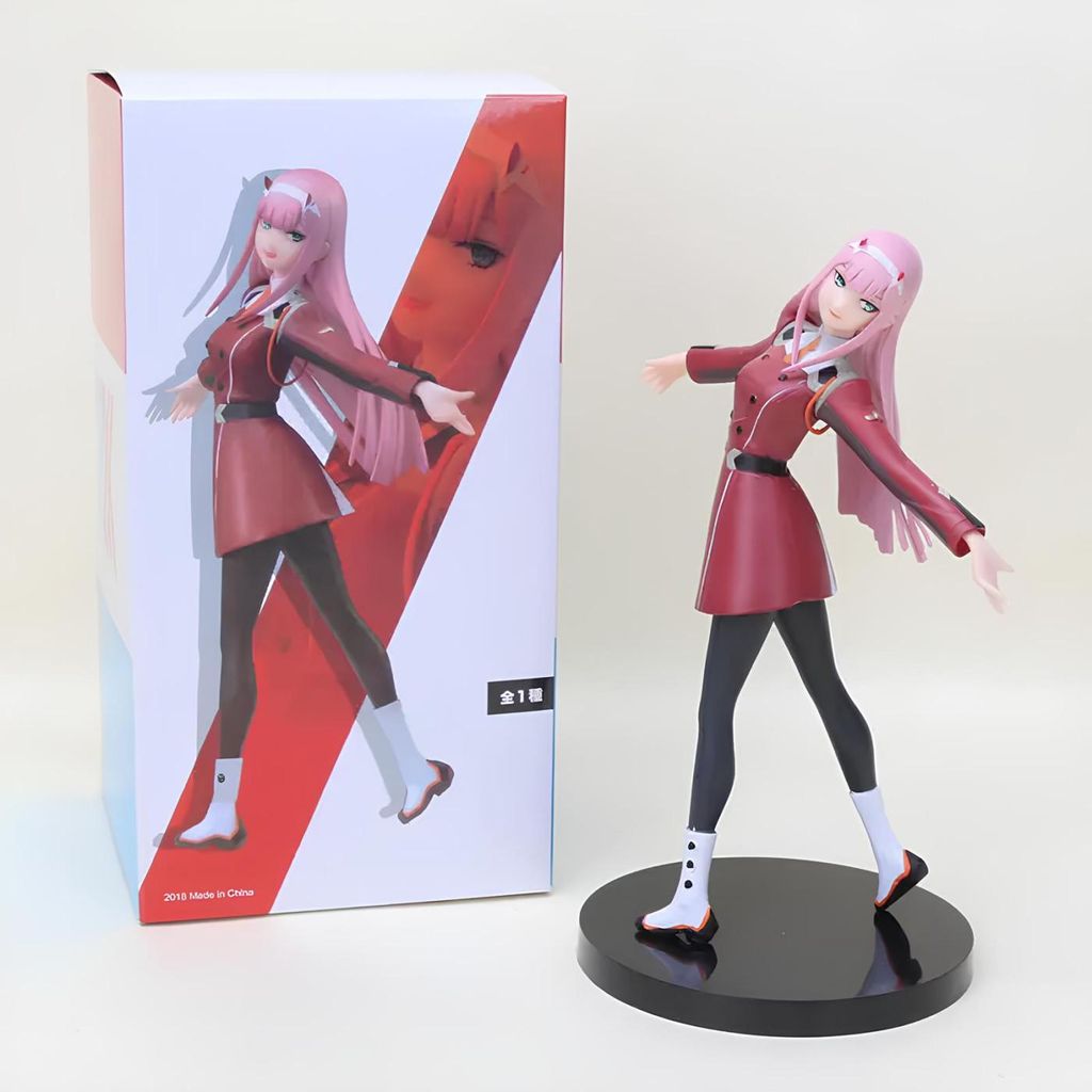 Anime-Figur von einem Mädchen mit pinken Haaren in rotem Produktbild 
