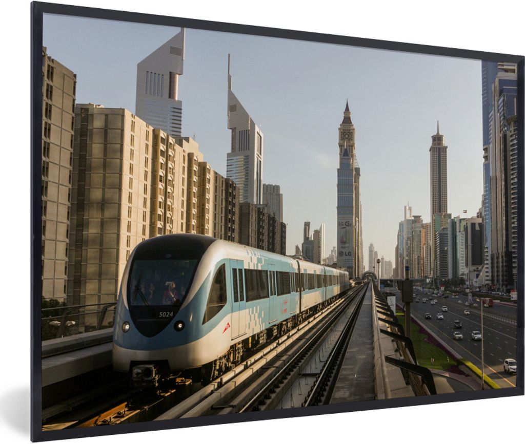 MuchoWow Gerahmtes Poster Ein Zug in der Stadt Dubai 30x20 cm - Poster mit Schwarzem Bilderrahmen Wandposter Rahmen Foto Bilder - Kunstdruck - Bi...